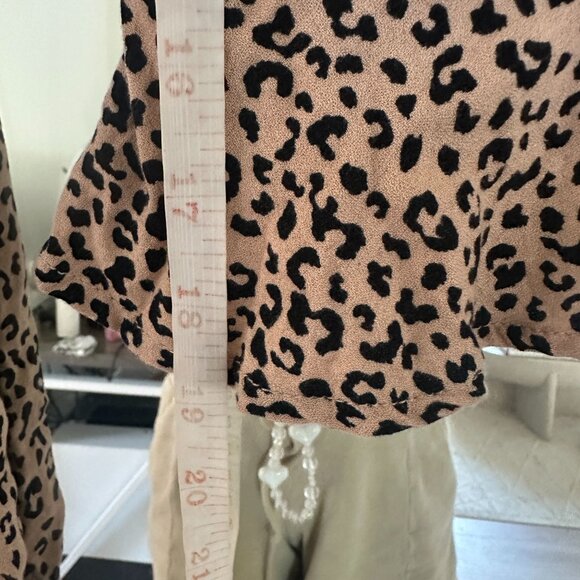 AFRM Deep V-cut Cheetah Print Semi-Open Cropped Front Long-Sleeve Blouse Size XS - Picture 8 of 8